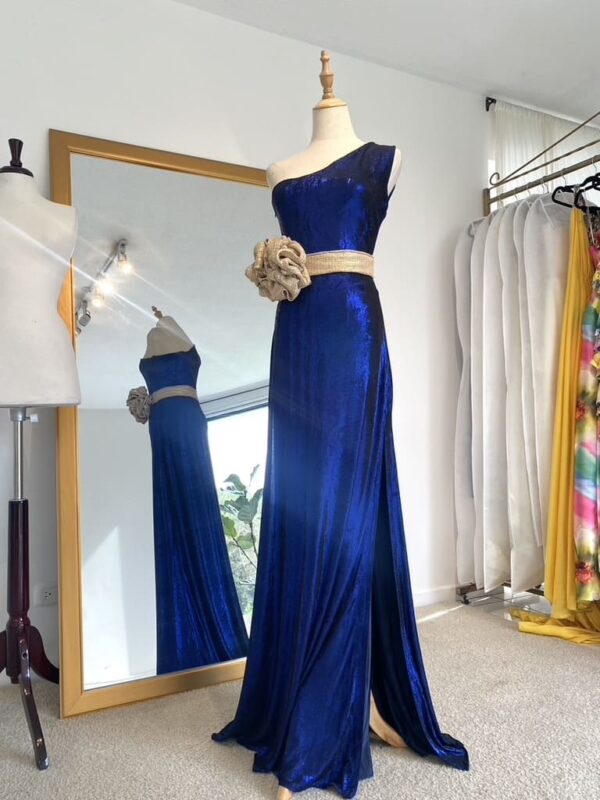 Maxi Dress en tela stretch metalizada con cinturón con tocado.