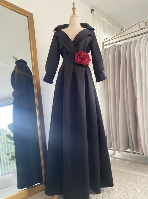 Set en raso, Blusa con solapa y Maxi falda con tocado en la cintura.
