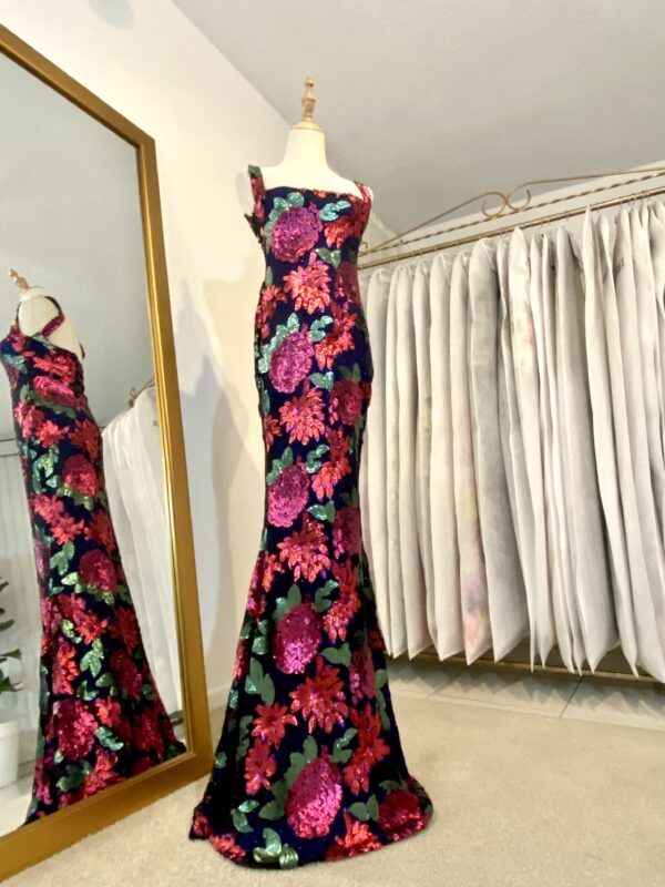 Maxi Dress, bordado en lentejuelas.